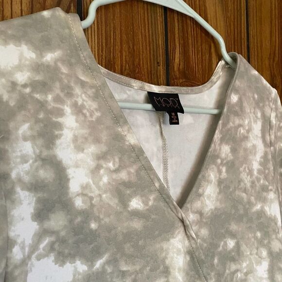 MOD Lusive Long Cuff Sleeve Tie Dye Peplum V-Neck Top Medium Blouse Green Gray - Picture 2 of 11